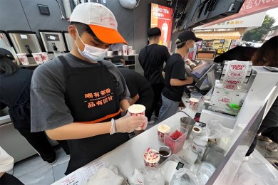 出品不稳、管理太累？智能奶茶机让茶饮连锁“轻装上阵”